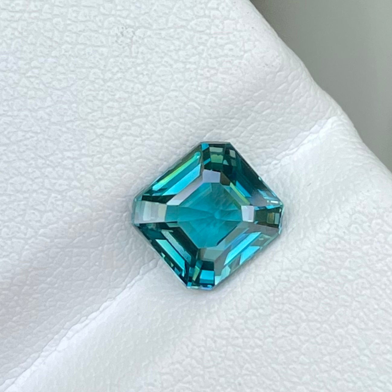 2.70 Carats Neon Blue Zircon — view 4