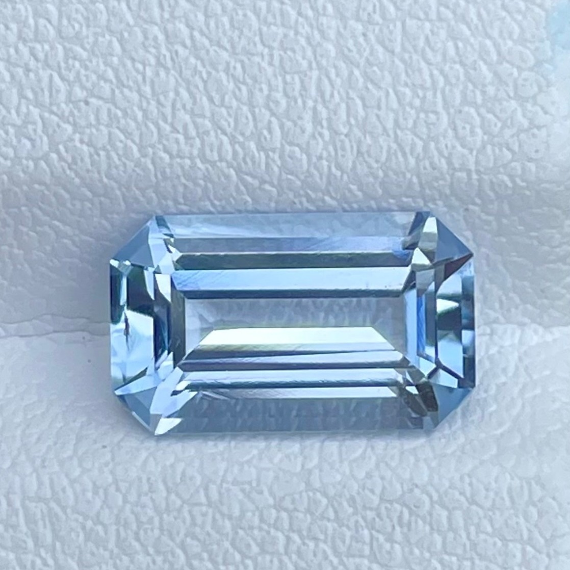 2.60 Carats Octagon Shape Ice Blue Aquamarine Loose Gemstone — view 2