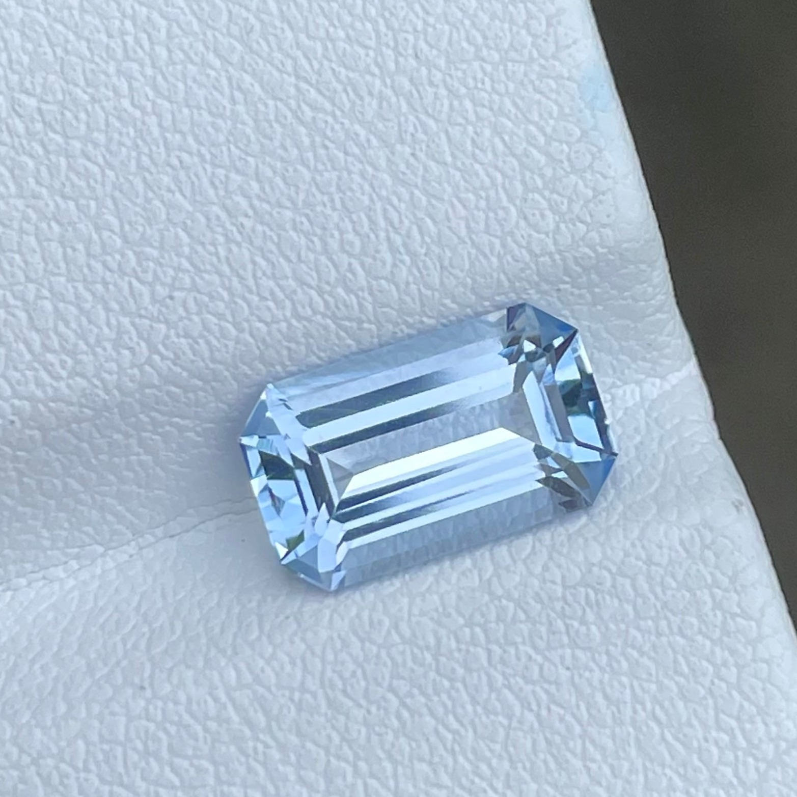 2.60 Carats Octagon Shape Ice Blue Aquamarine Loose Gemstone — view 3