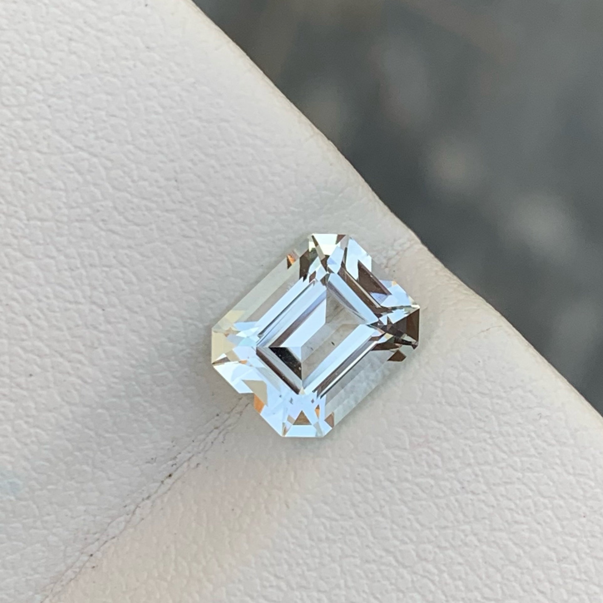 1.85 Carats Octagon Shape Aquamarine Loose Gemstone — view 4