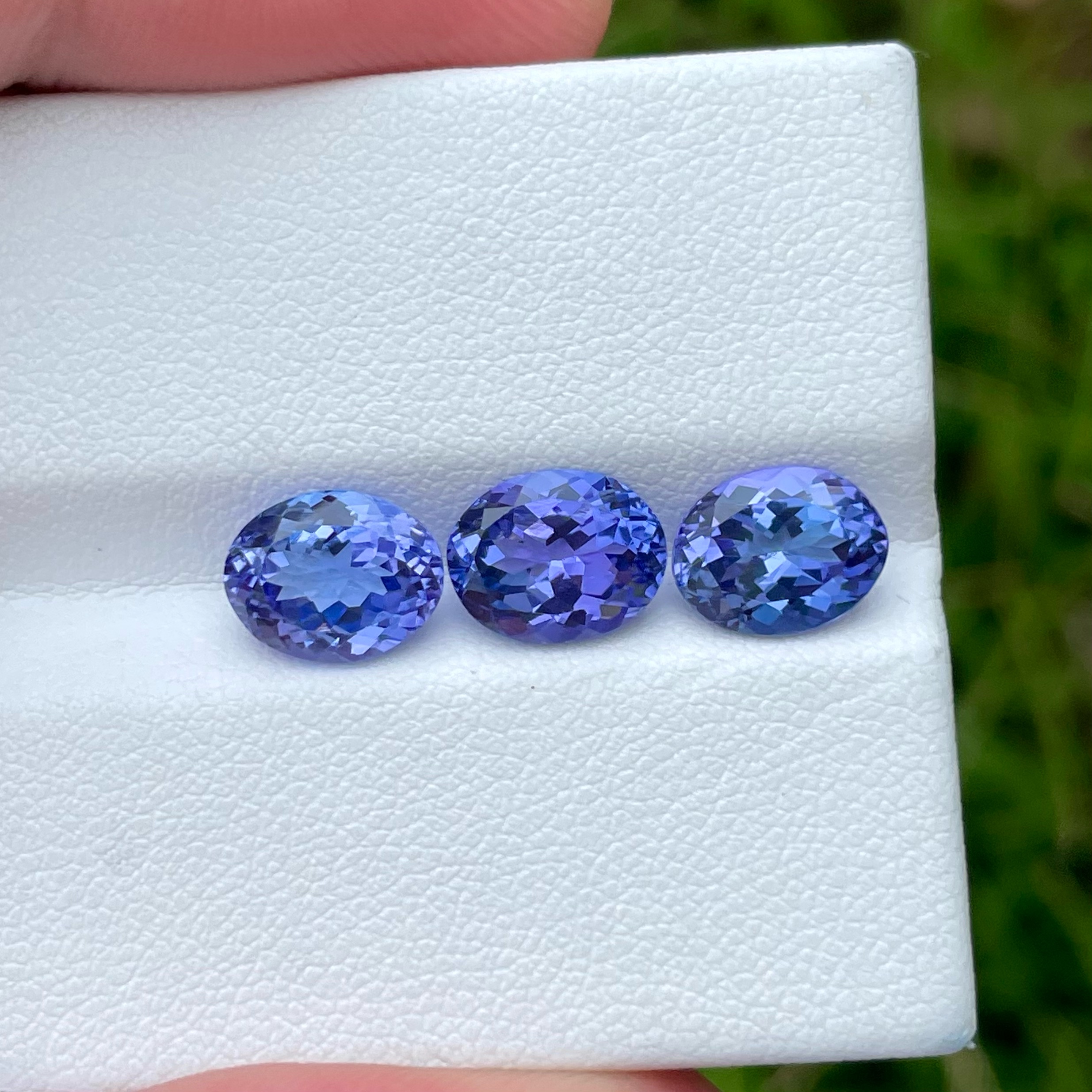 6.35 Carats Oval Shape Blue Tanzanite Lot — view 1