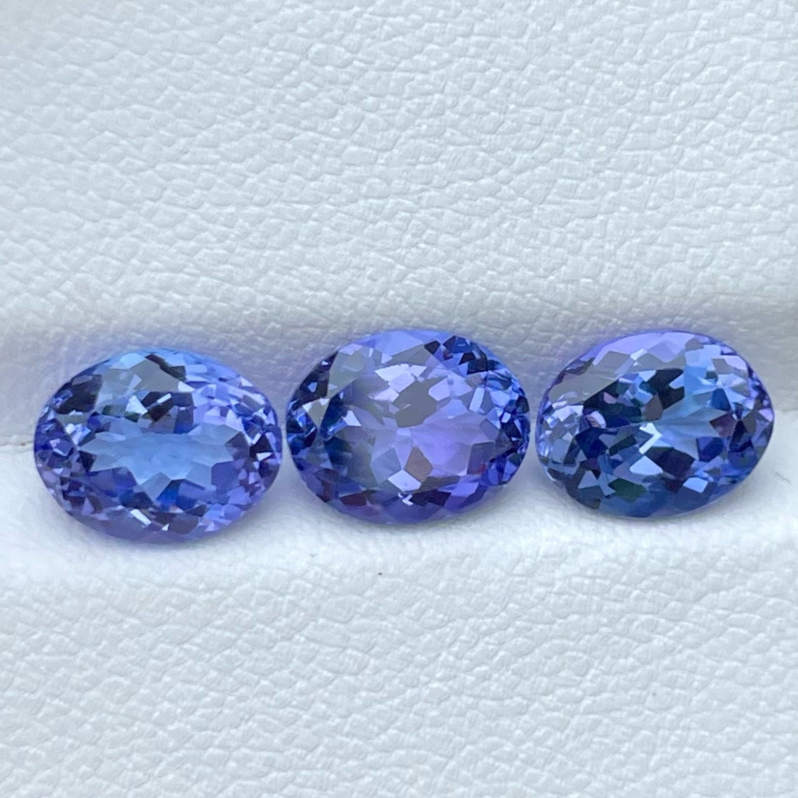 6.35 Carats Oval Shape Blue Tanzanite Lot — view 3