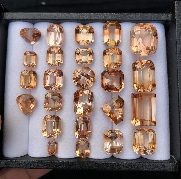 309.49 carats Topaz Lot From Pakistan Loose Gemstone — view 1
