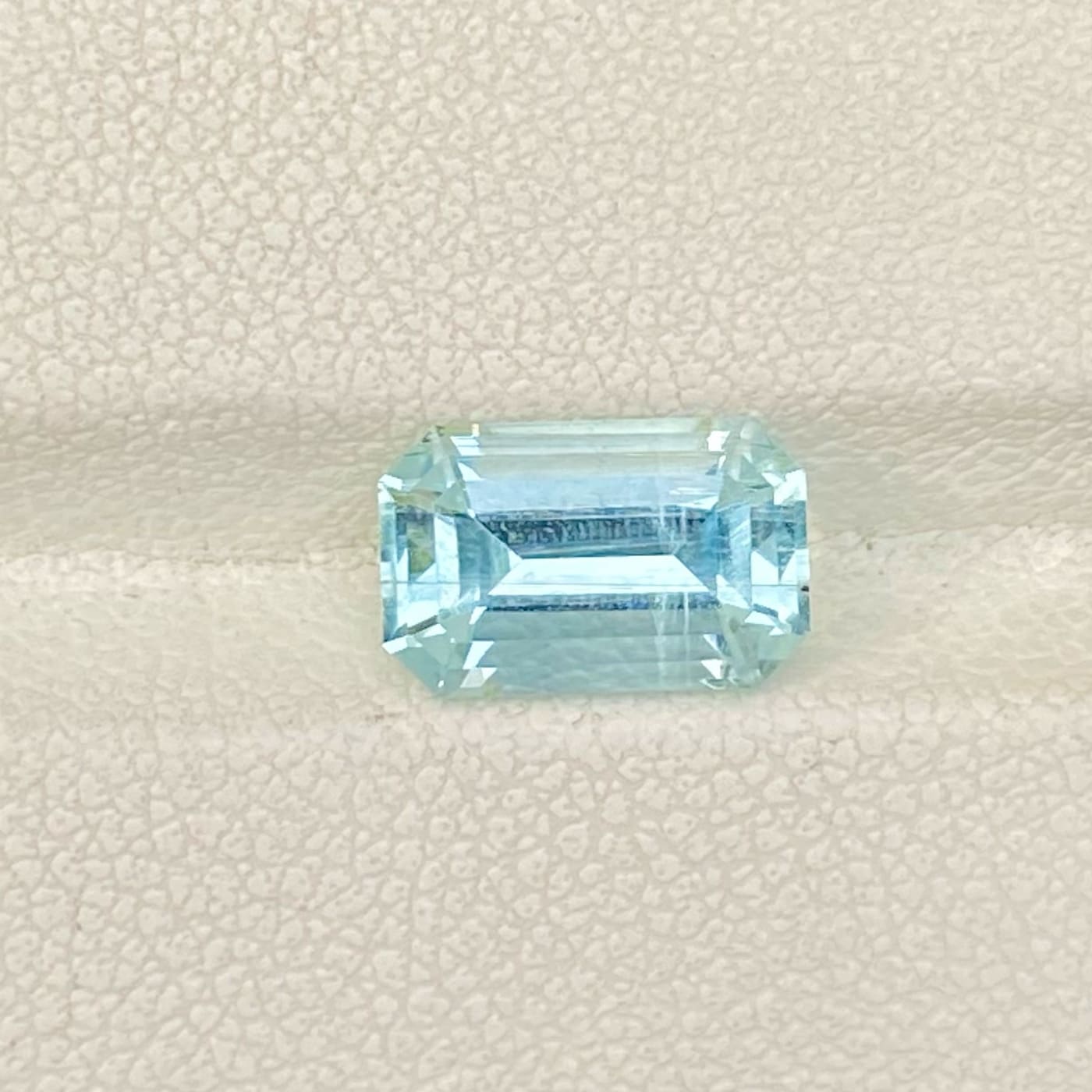 2.25 Carats Beautiful Freezy Icy Blue Aquamarine — view 2
