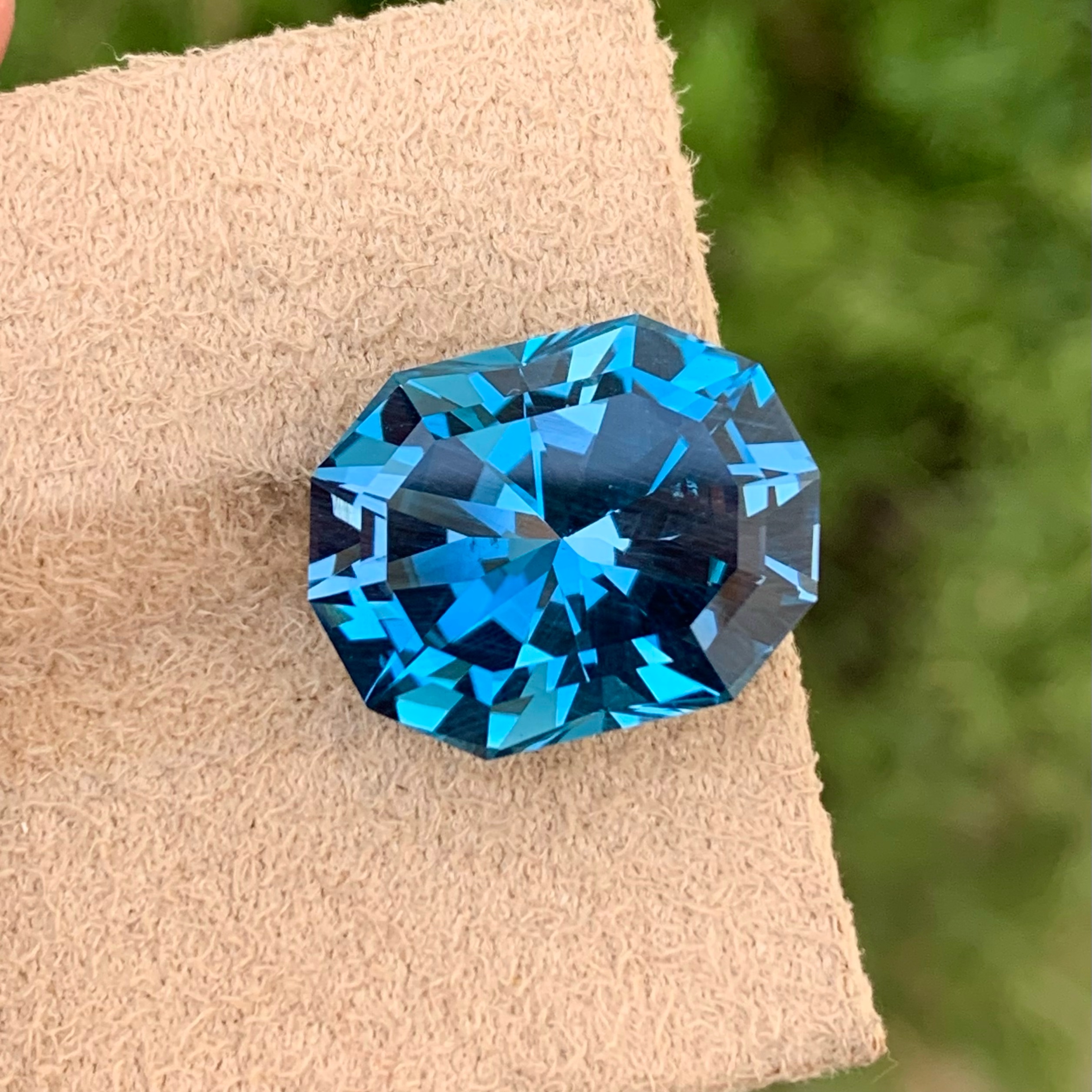 18.25 carats Stunning Deep London Blue Topaz from Africa Loose Gemstone