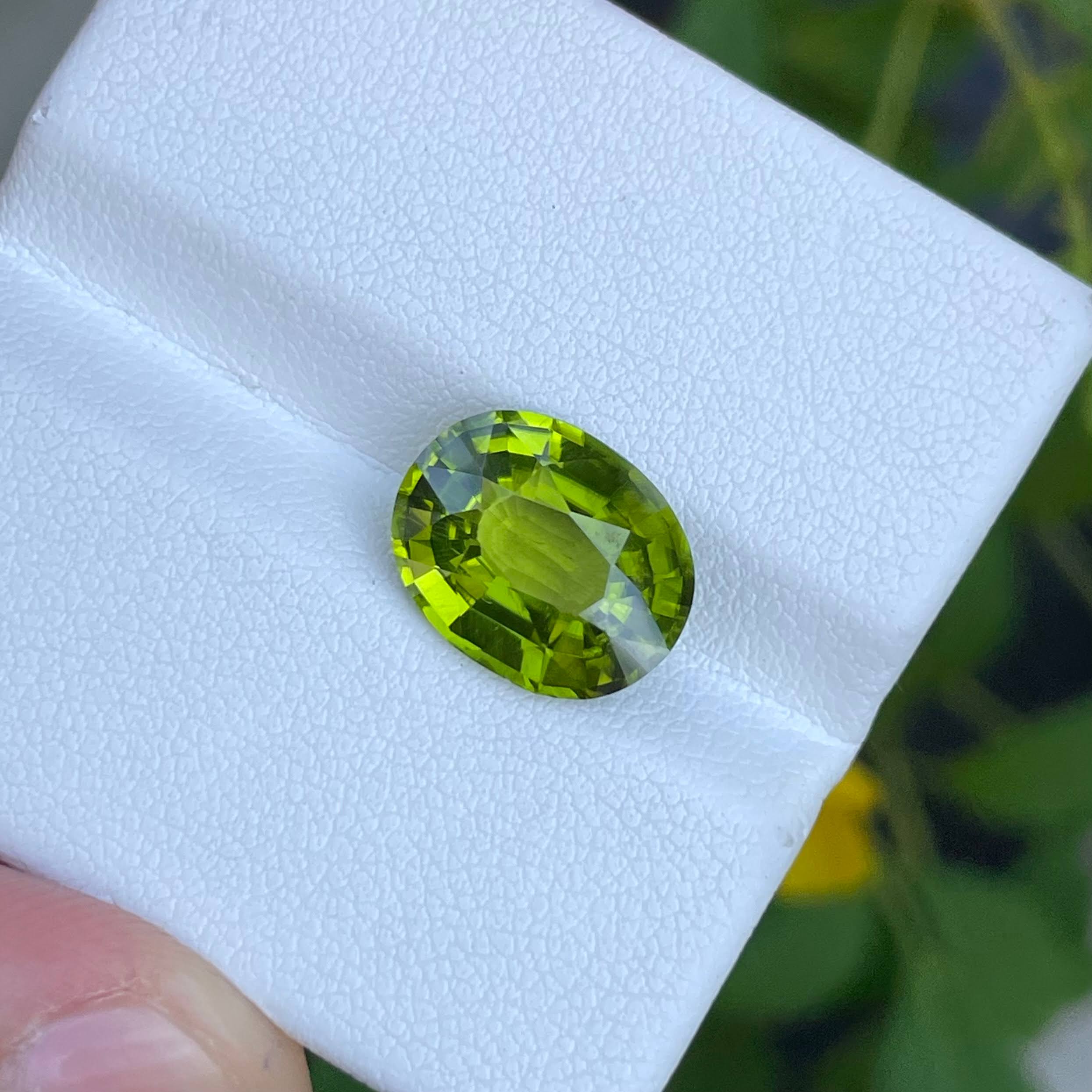 4.55 Carats Green Peridot Stone Fancy Oval Cut Natural Pakistani Gemstone — view 1