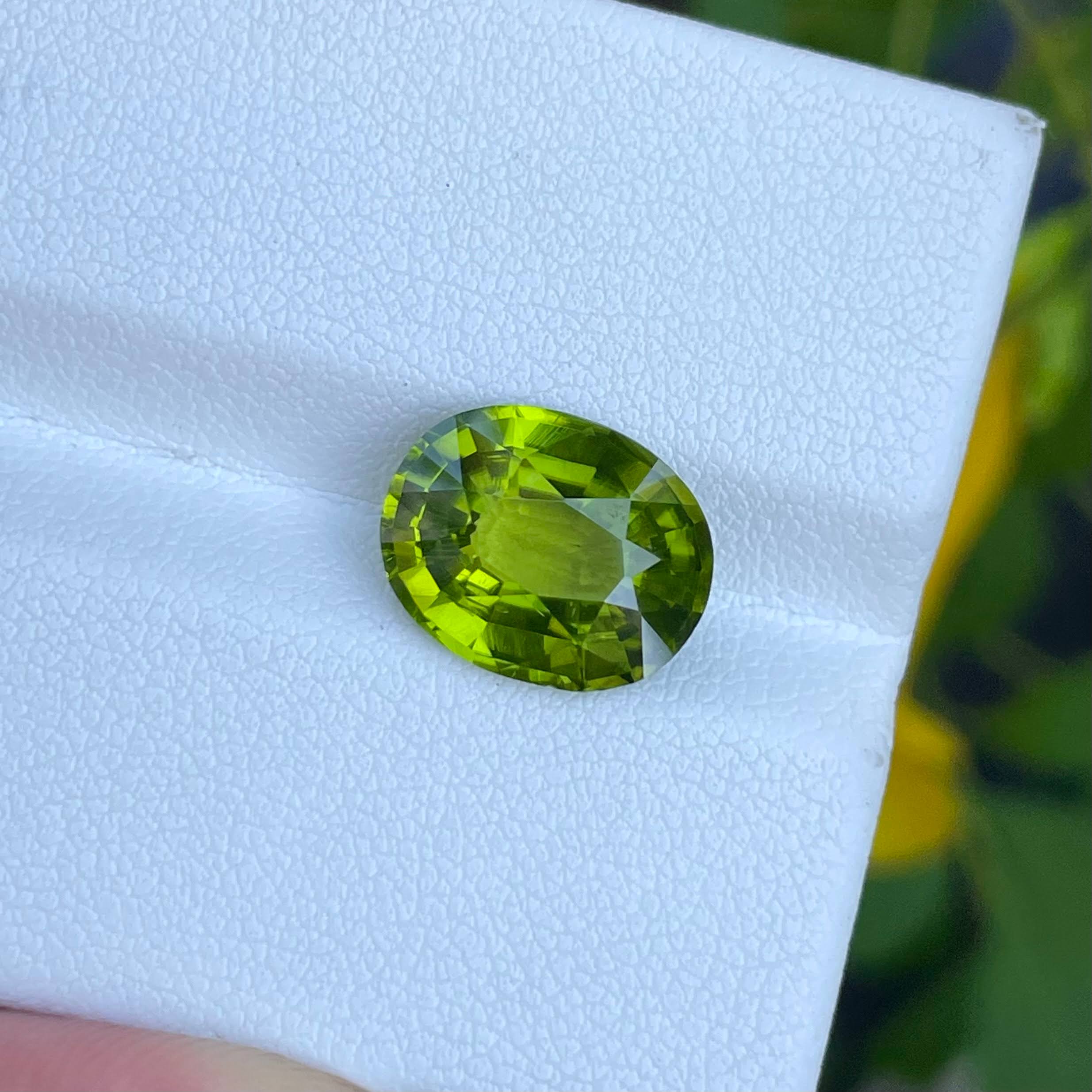 4.55 Carats Green Peridot Stone Fancy Oval Cut Natural Pakistani Gemstone — view 2