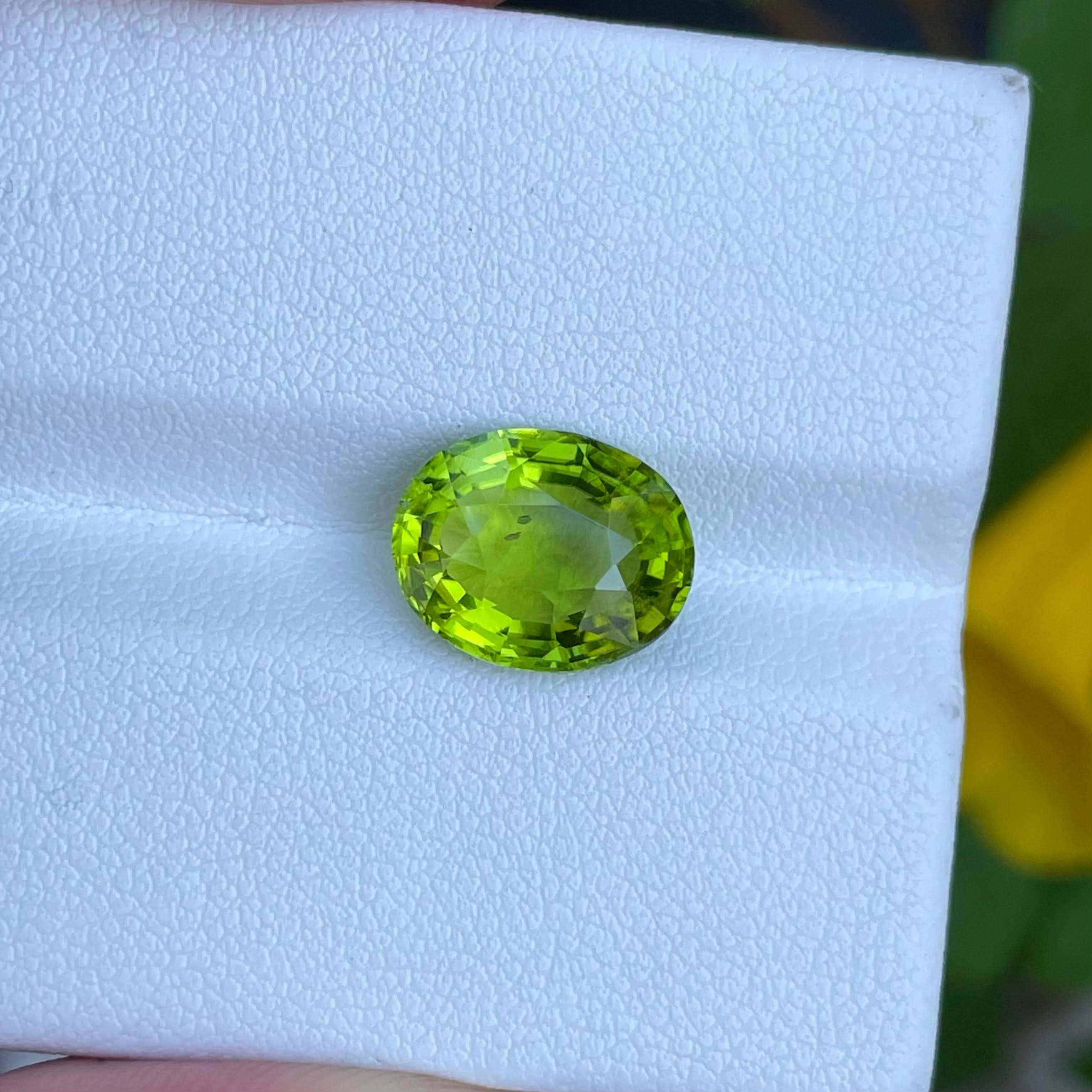4.55 Carats Green Peridot Stone Fancy Oval Cut Natural Pakistani Gemstone — view 4