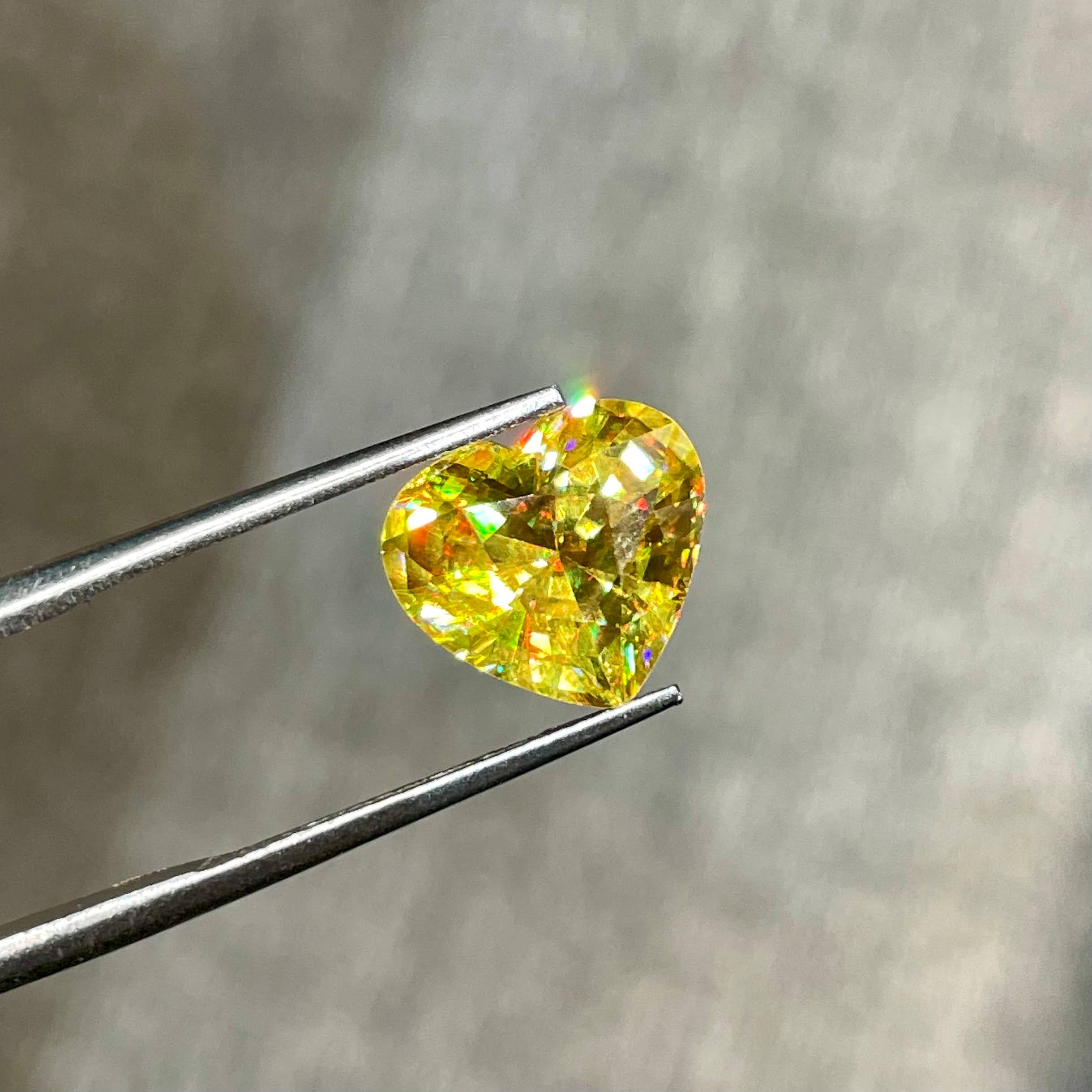 4.50 Carats Fine Quality Sphene Stone Heart Shaped Madagascar's Gemstone — view 1