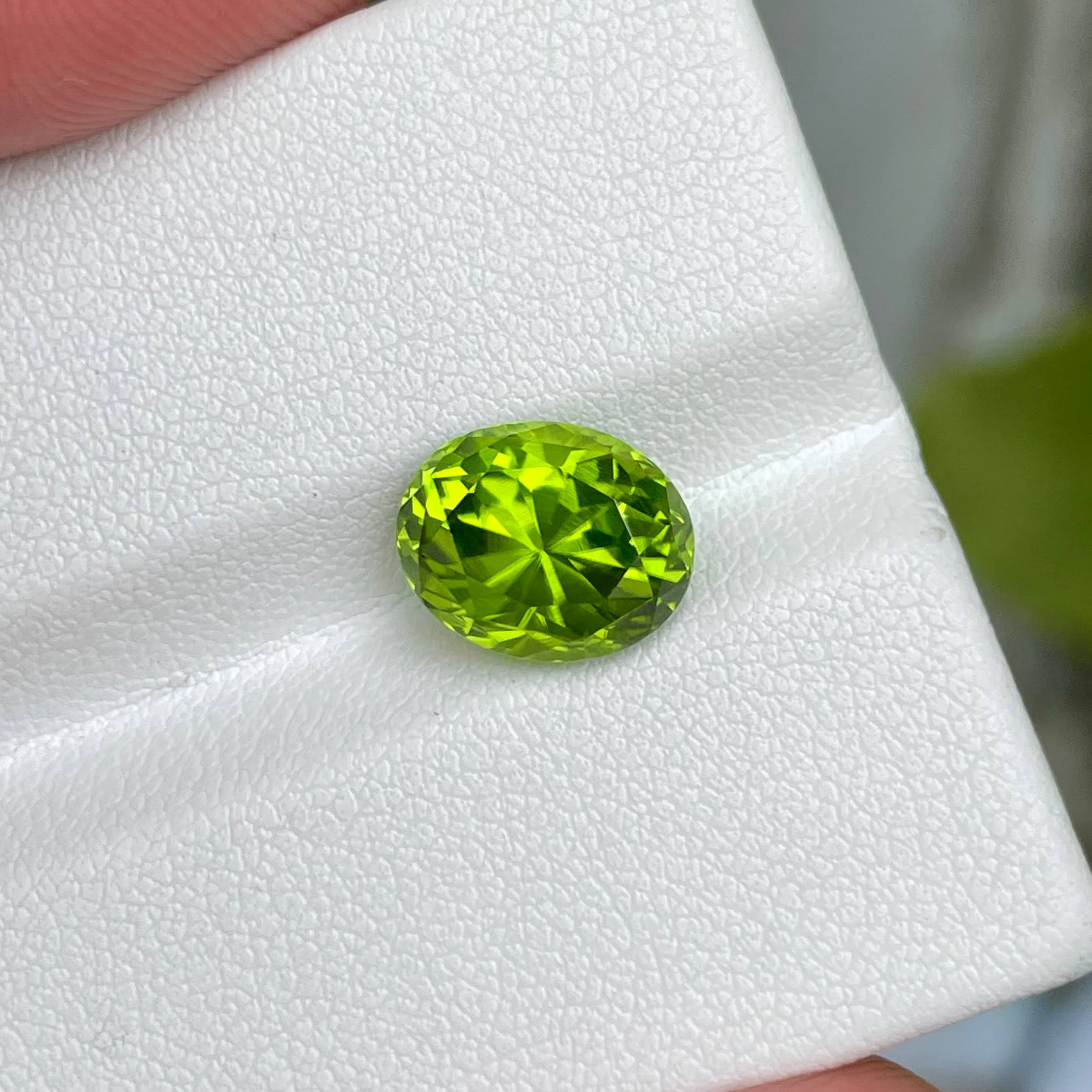 4.40 Carats Apple Green Peridot Stone Oval Shape Natural Pakistani Gemstone — view 2