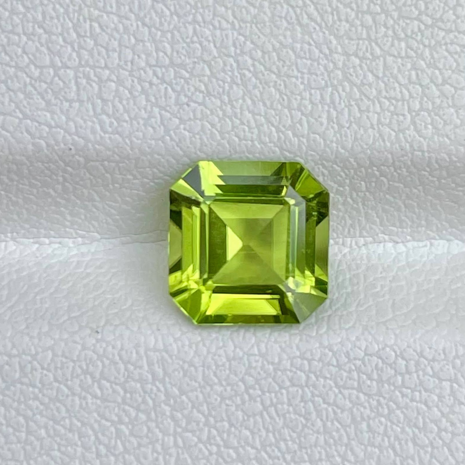 2.35 Carats Green Peridot Stone Asscher Cut Natural Pakistani Gemstone — view 2