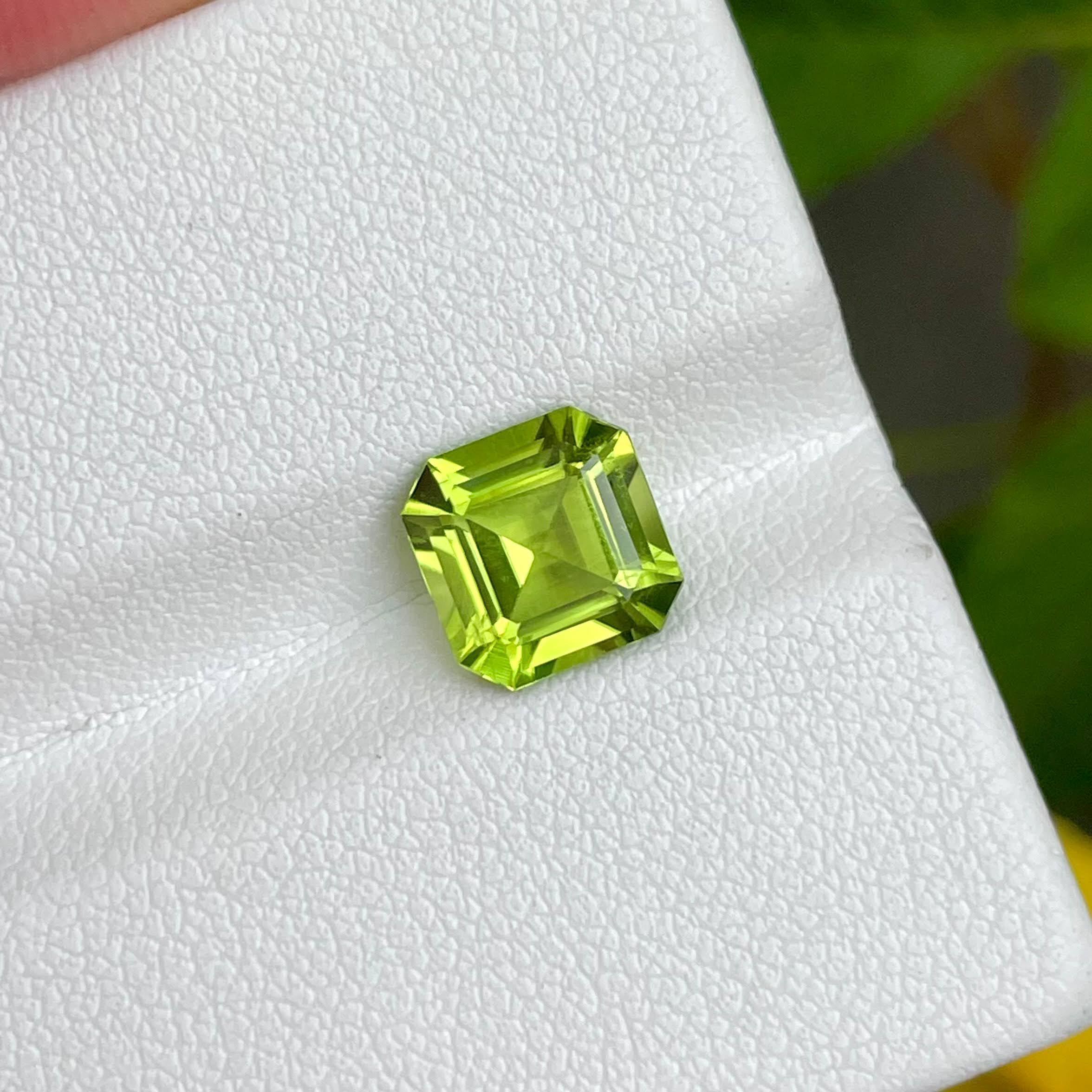 2.35 Carats Green Peridot Stone Asscher Cut Natural Pakistani Gemstone — view 4