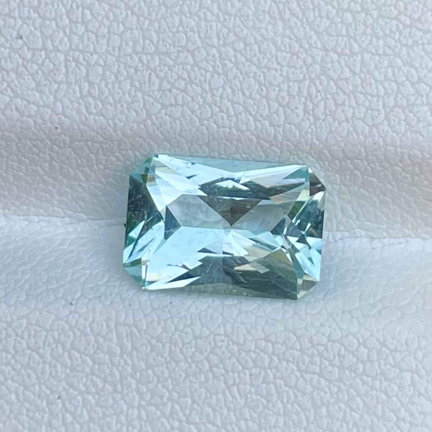 2.25 Carats Blue Aquamarine Stone Scissor Cut Natural Nigerian Gemstone — view 4