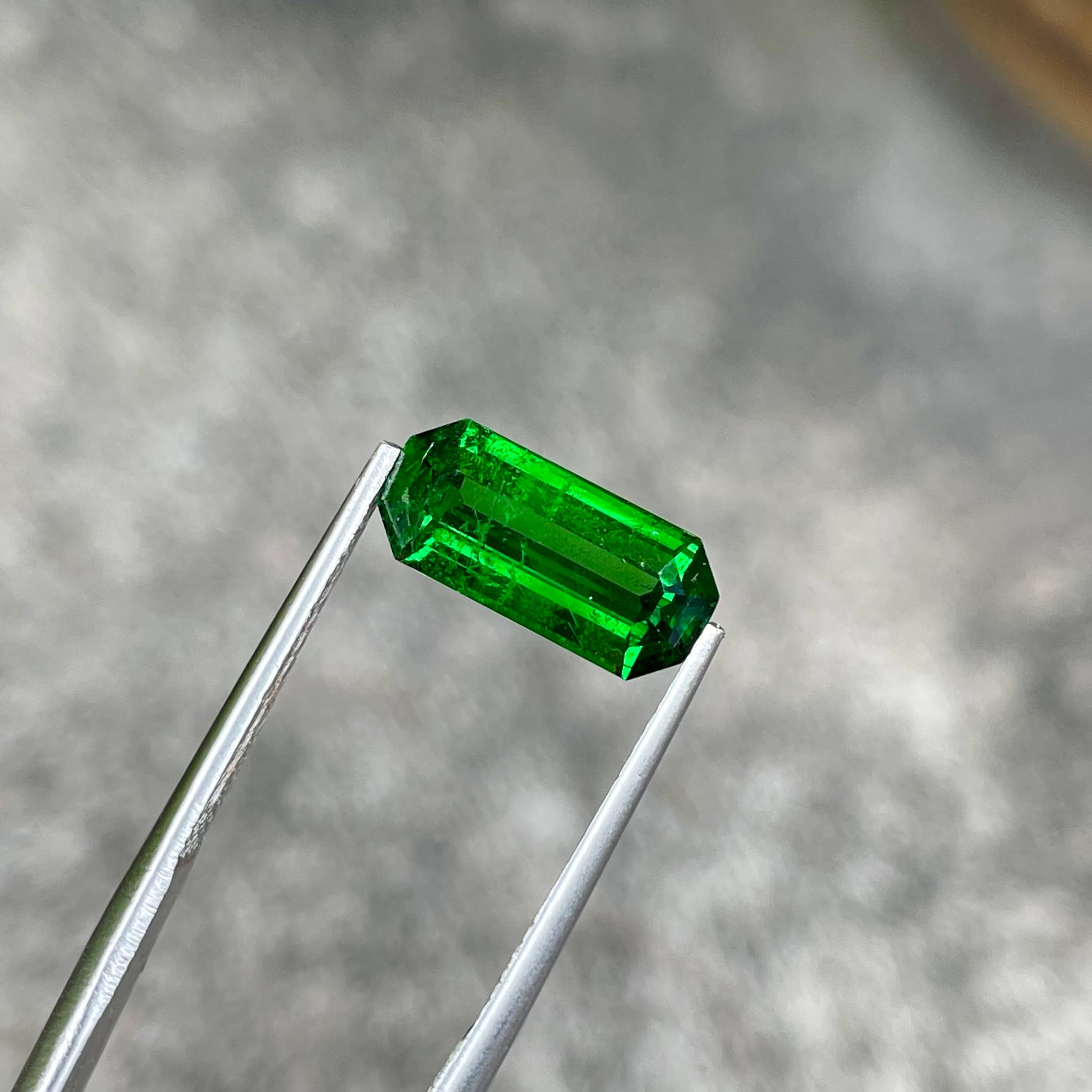 2.96 carats Green Tsavorite Garnet Emerald Cut Natural Gemstone From Kenya — view 2