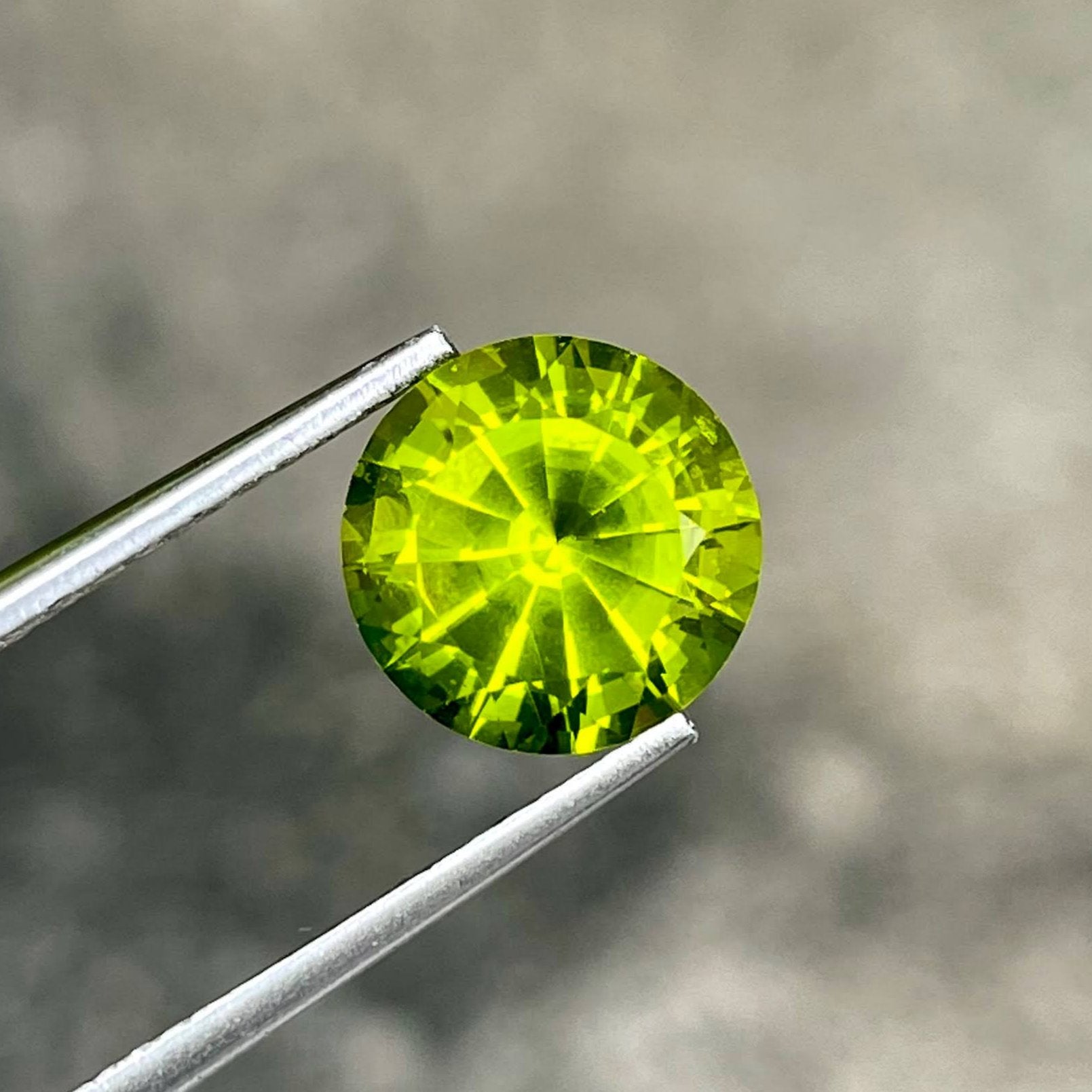 4.13 carats Green Peridot Stone Round Cut Natural Pakistani Gemstone — view 1