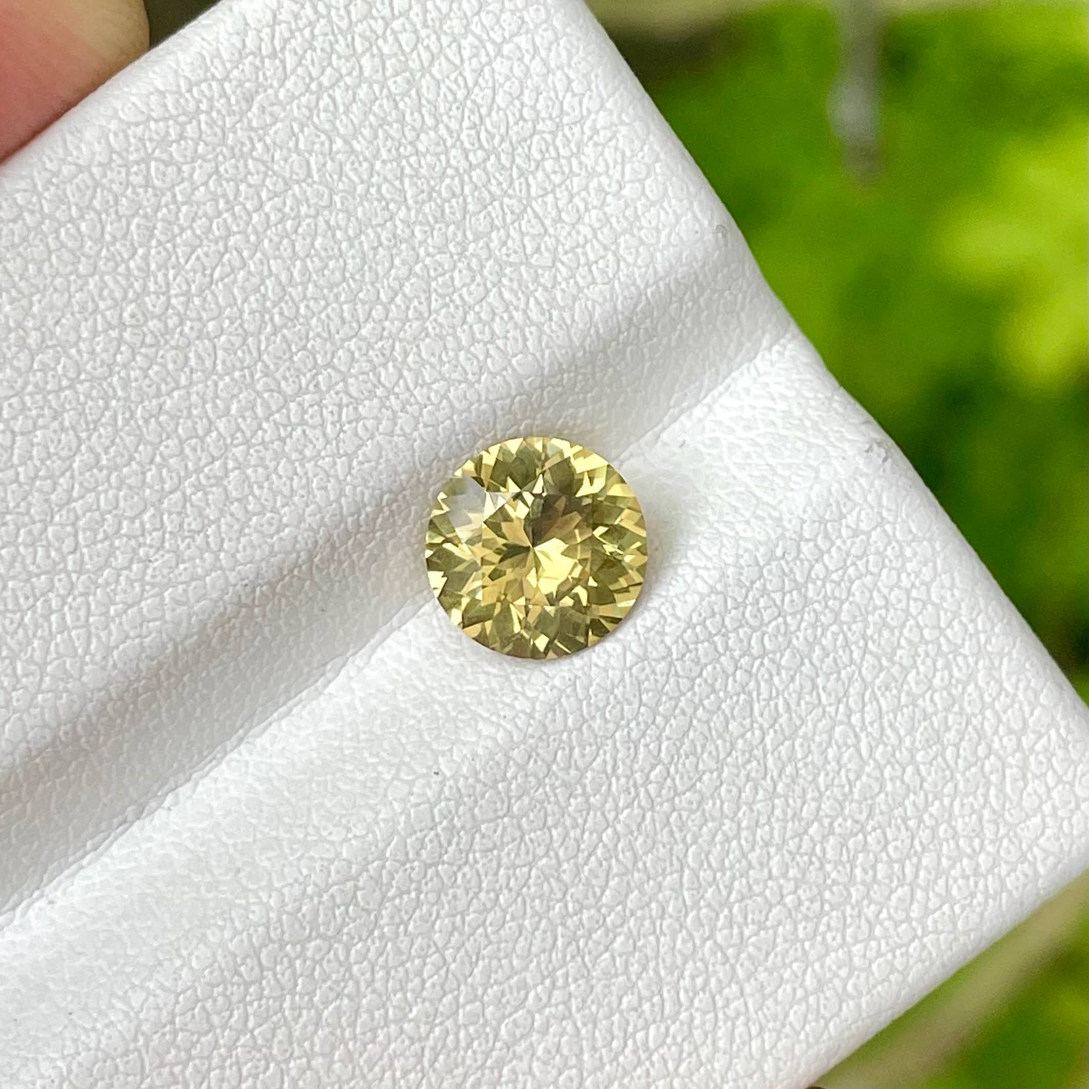 1.56 carats Yellow Chrysoberyl Stone Round Cut Natural Sri Lankan Gemstone — view 1