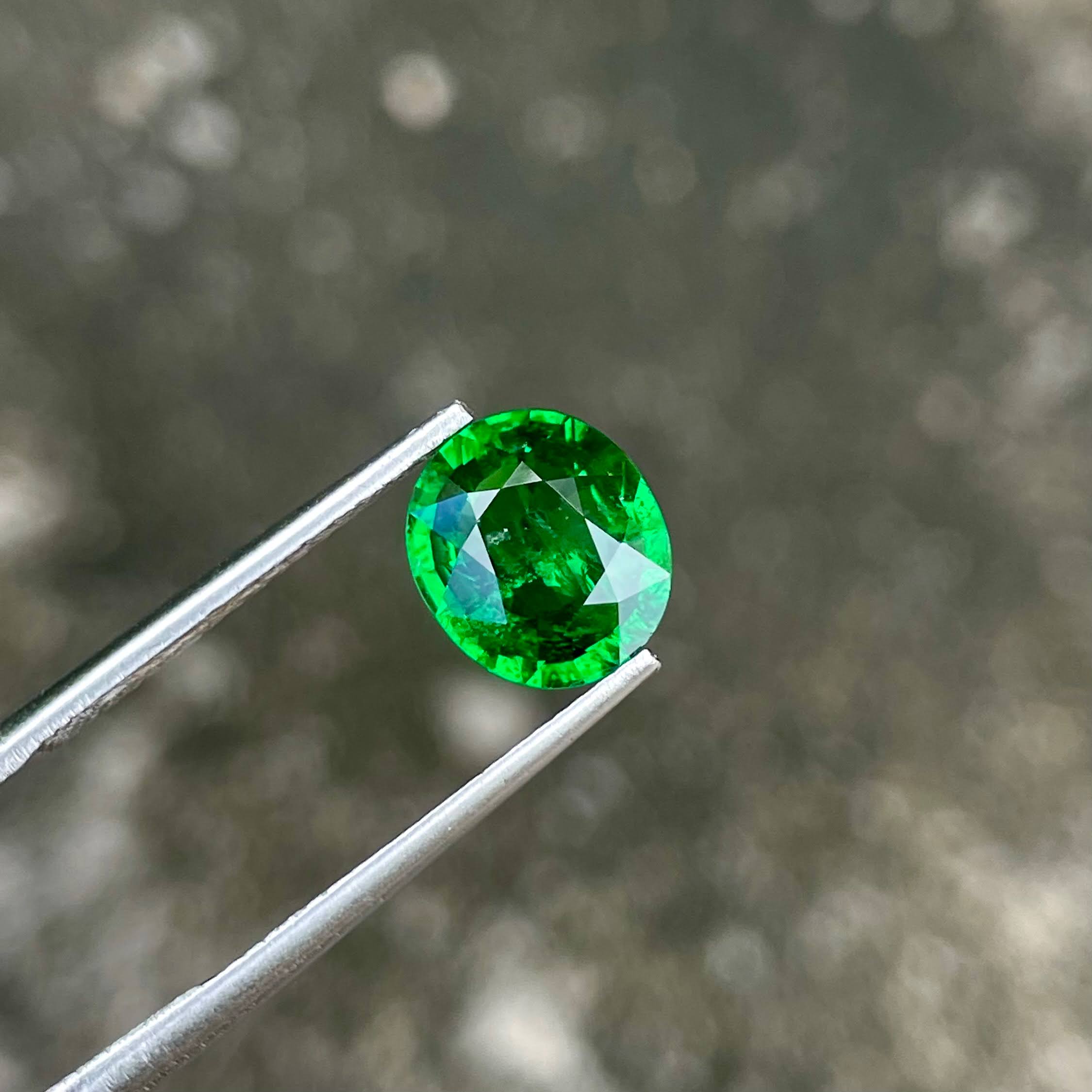 2.25 carats Leaf Green Tsavorite Garnet Stone Oval Cut Kenyan Gemstone