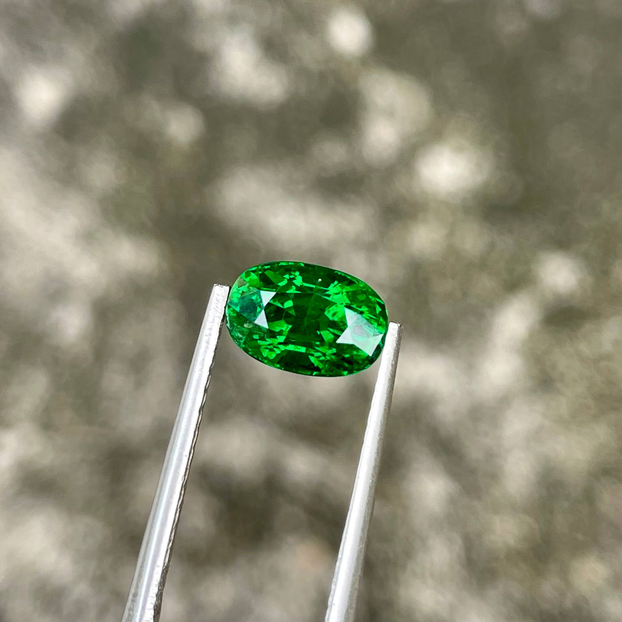 2.30 carats Green Tsavorite Garnet Stone Oval Cut Kenyan Gemstone — view 1
