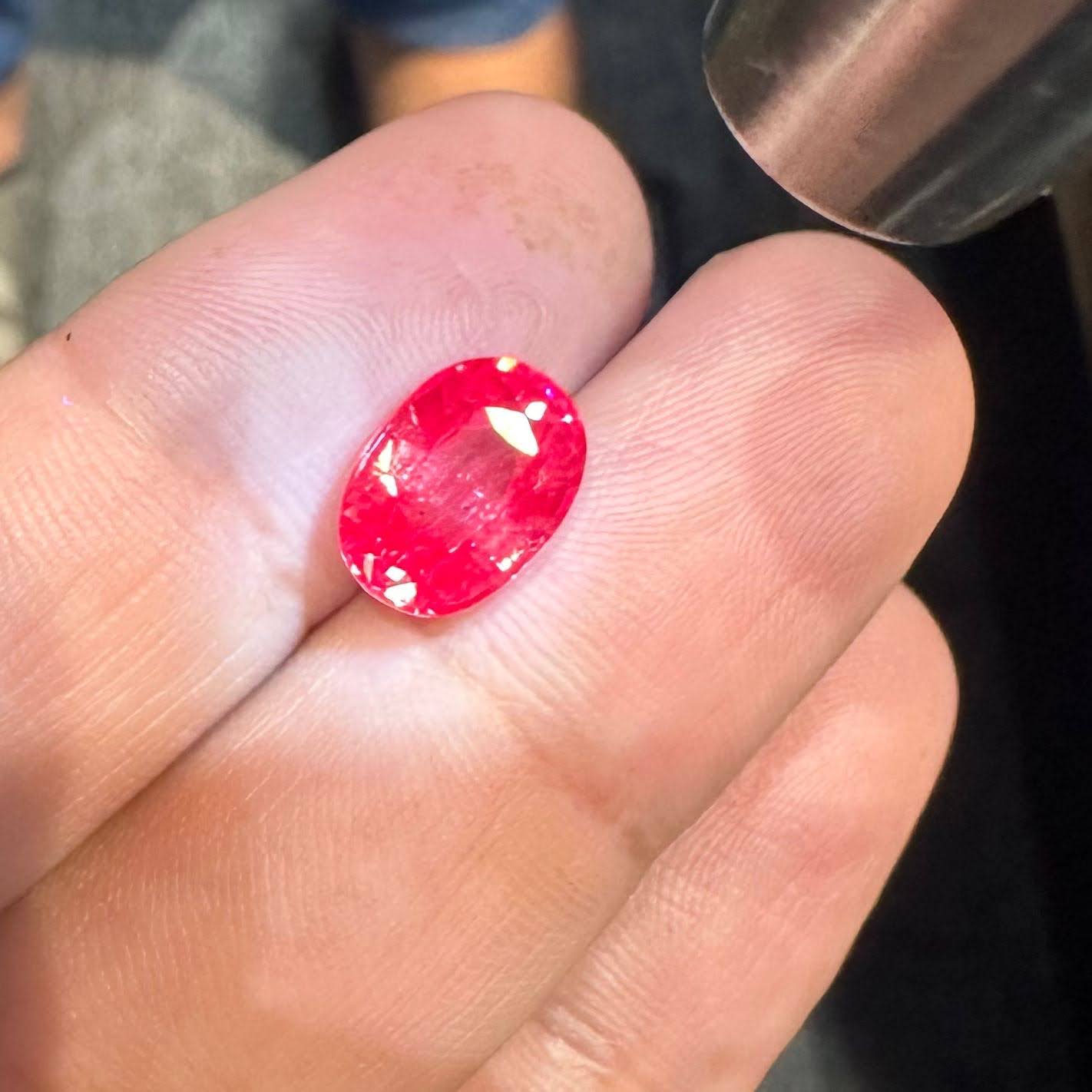 4.69 carats Strong Fluorescent Pink Spinel Oval Cut Gemstone from Tajikistan — view 4