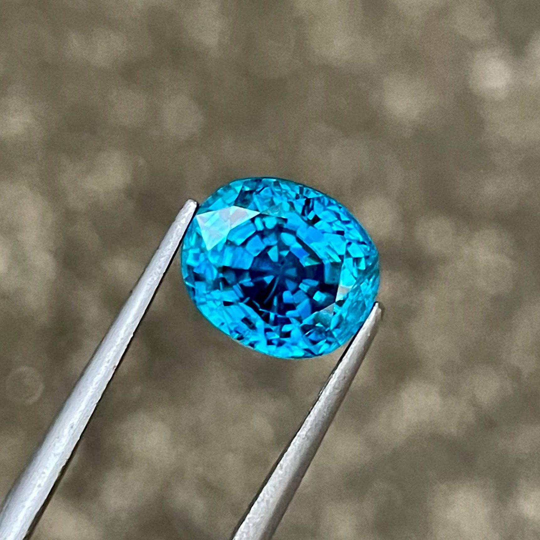 5.50 carats Electric Blue Zircon Stone Oval Cut Cambodian Gemstone — view 5