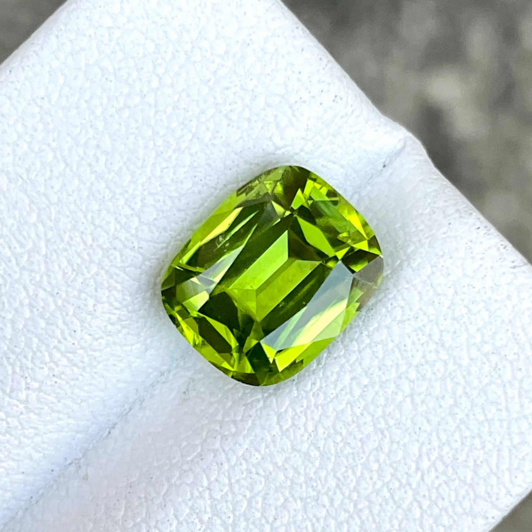 3.78 carats Green Peridot Stone Cushion Cut Natural Pakistani Gemstone — view 4