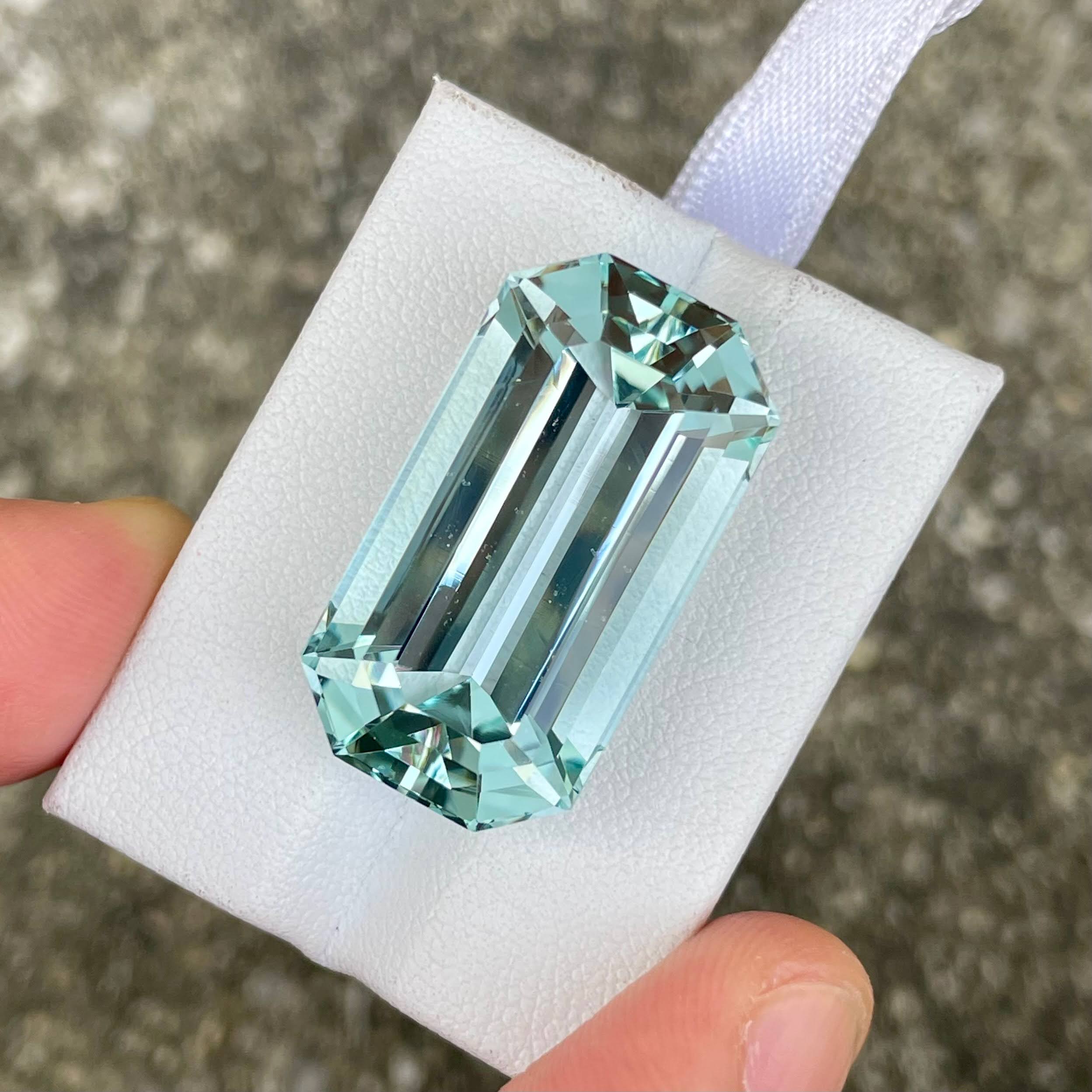 38.50 carats Sea Blue Aquamarine Stone Emerald Cut from Pakistan — view 1