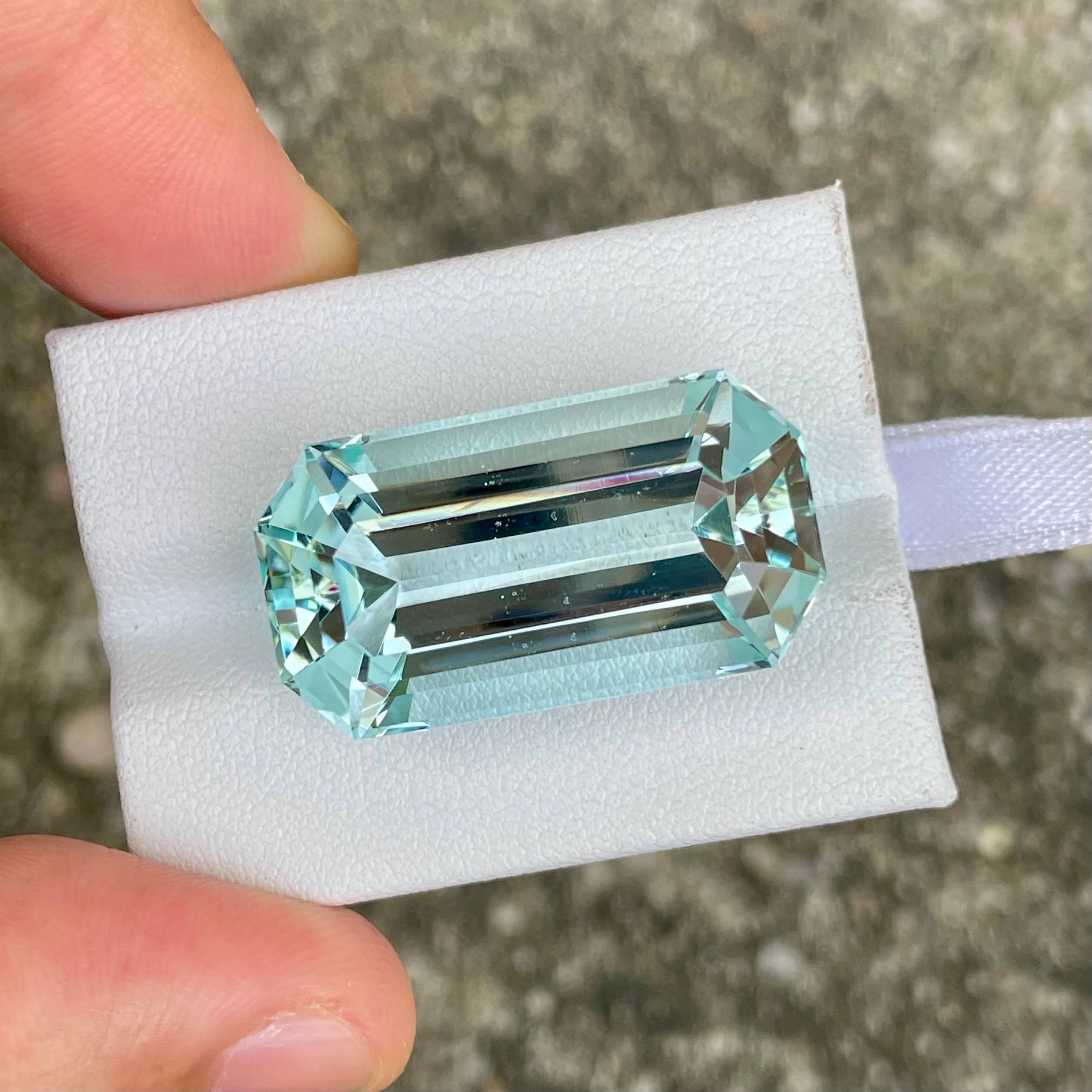 38.50 carats Sea Blue Aquamarine Stone Emerald Cut from Pakistan — view 2