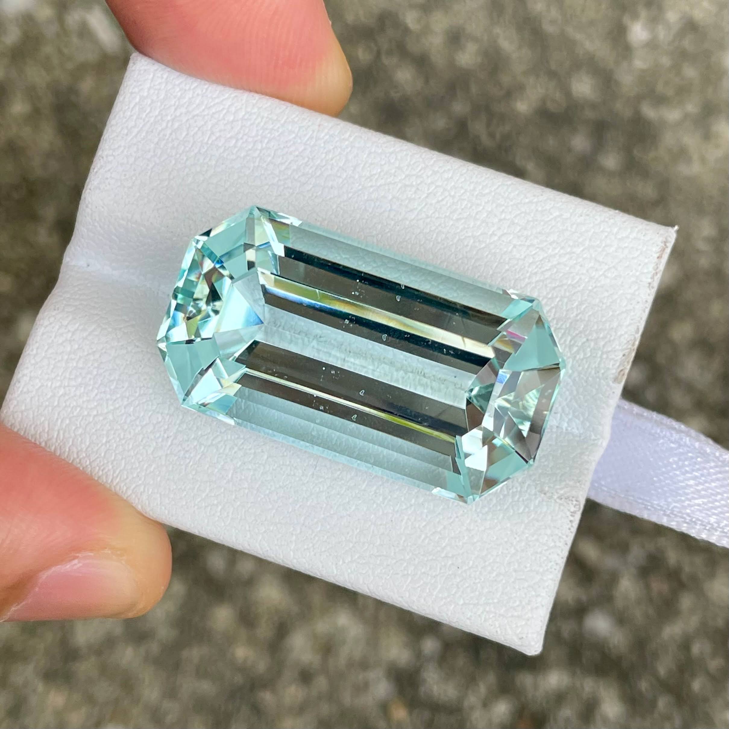38.50 carats Sea Blue Aquamarine Stone Emerald Cut from Pakistan — view 3