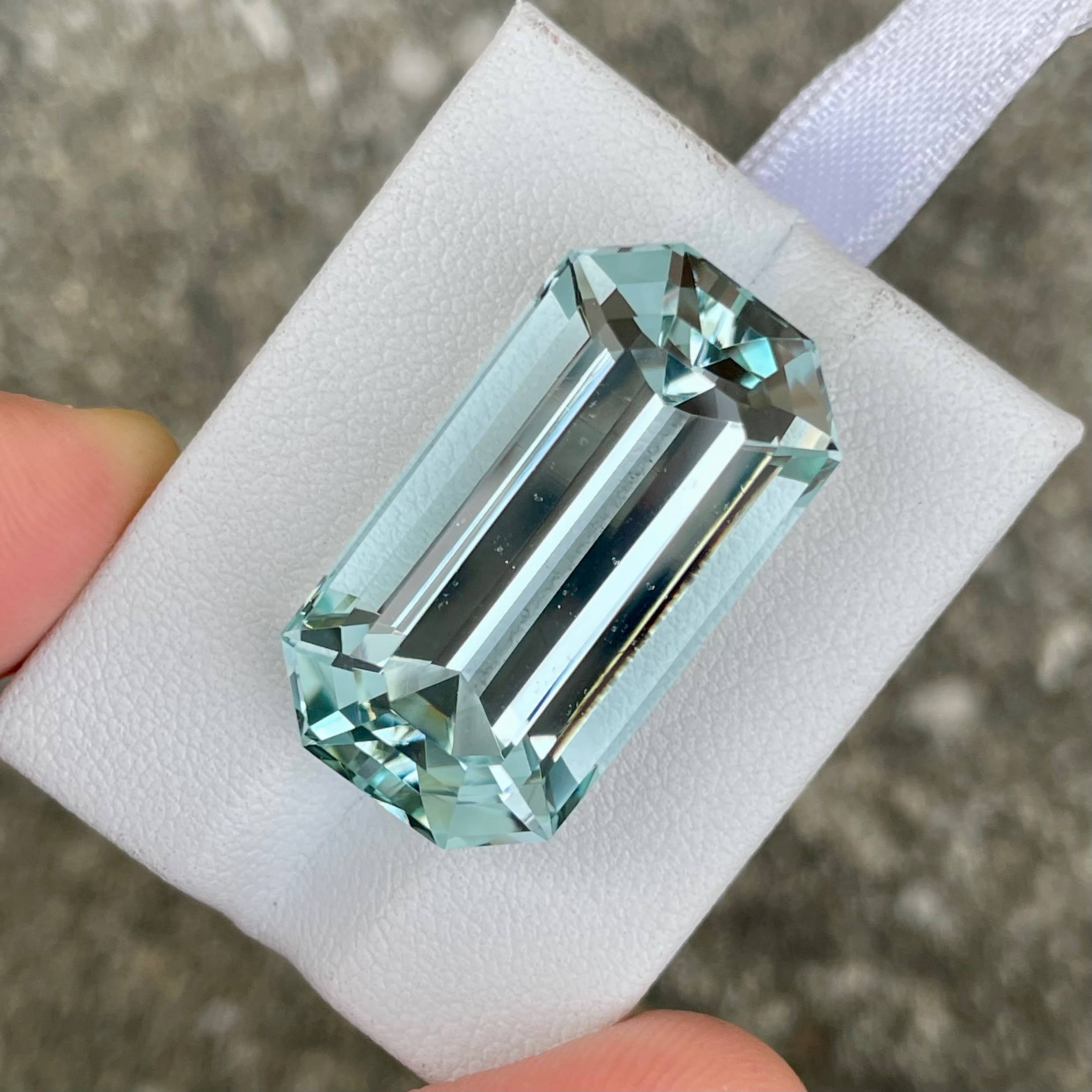 38.50 carats Sea Blue Aquamarine Stone Emerald Cut from Pakistan — view 4