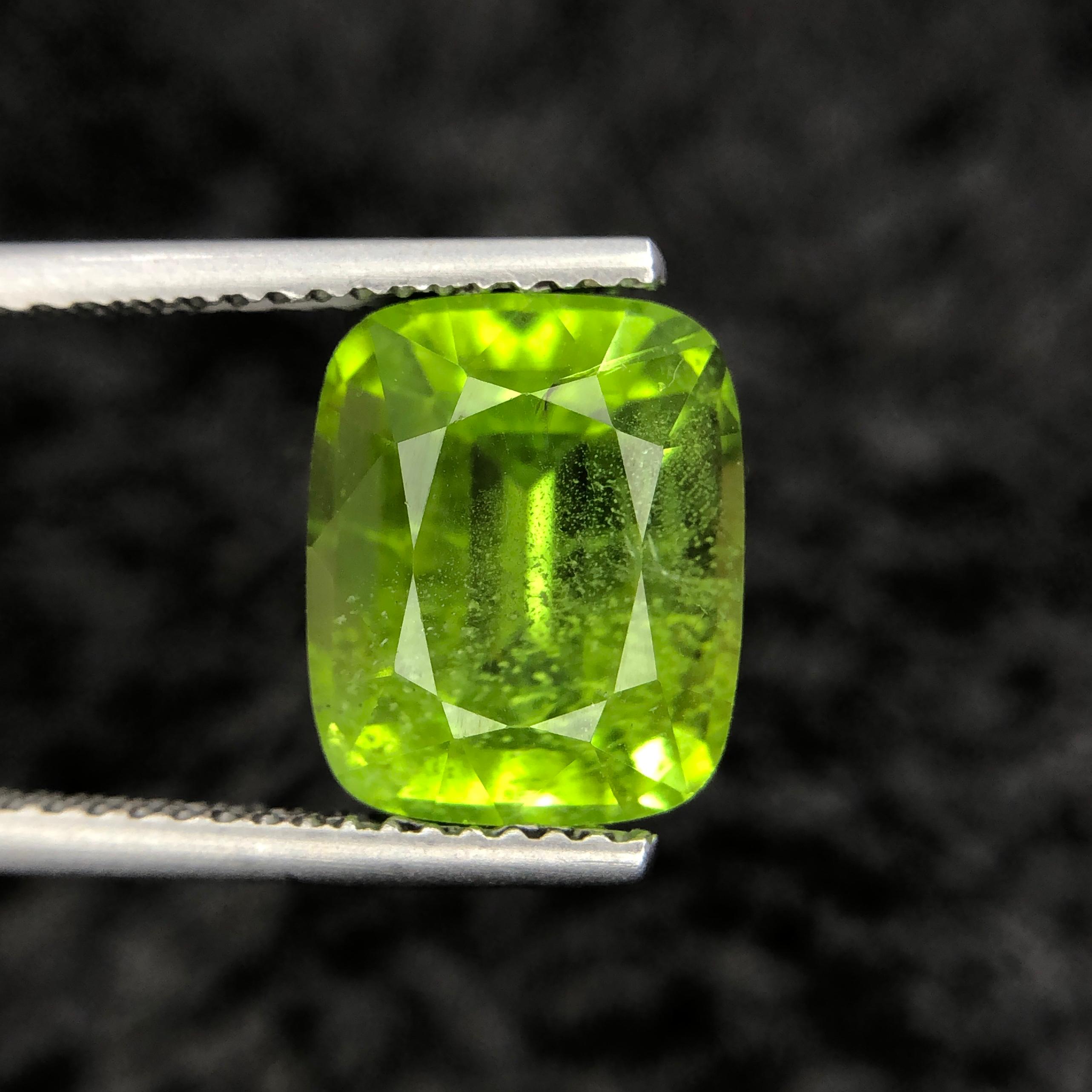 5.61 Carats Green Peridot from Pakistan Loose Gemstone — view 1
