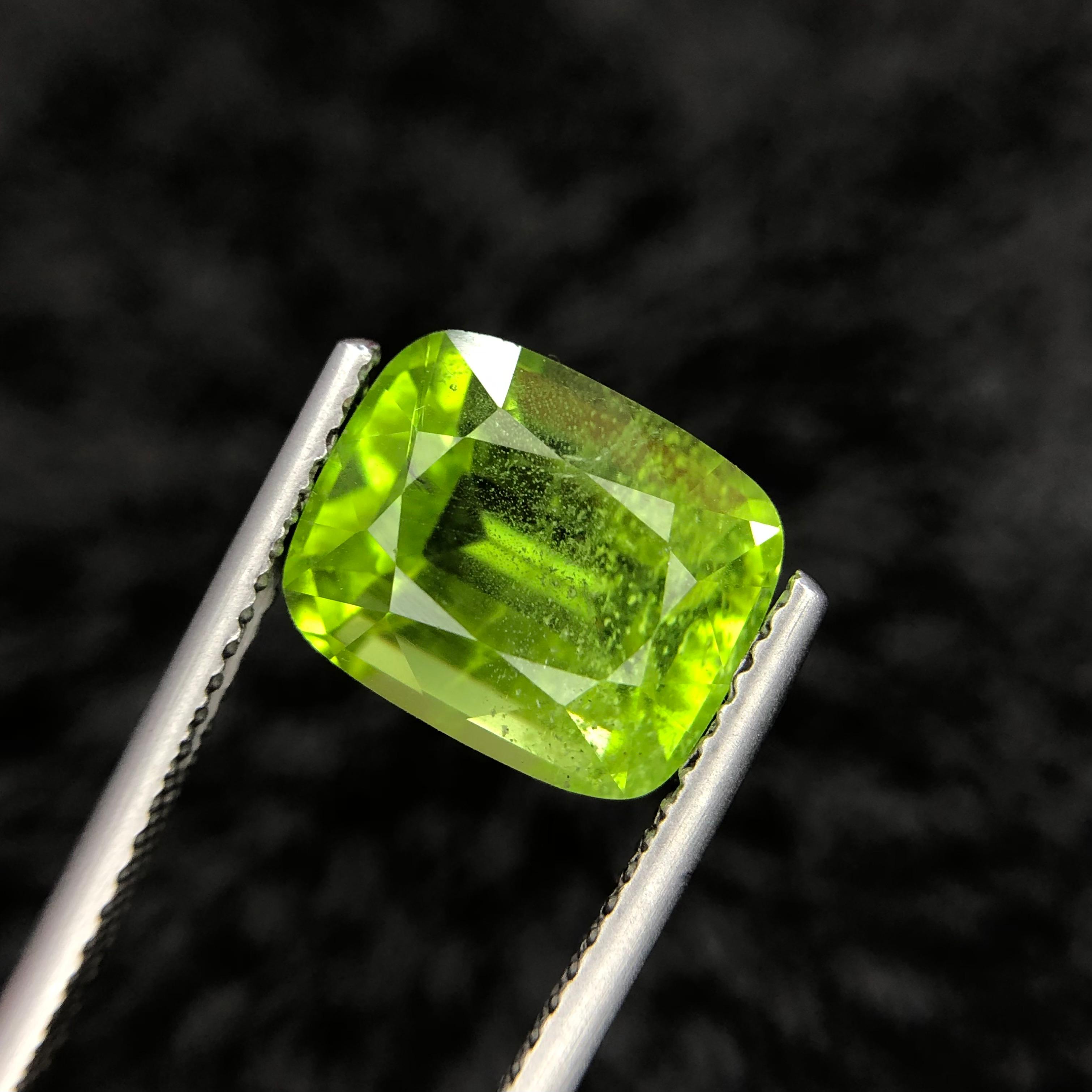 5.61 Carats Green Peridot from Pakistan Loose Gemstone — view 4