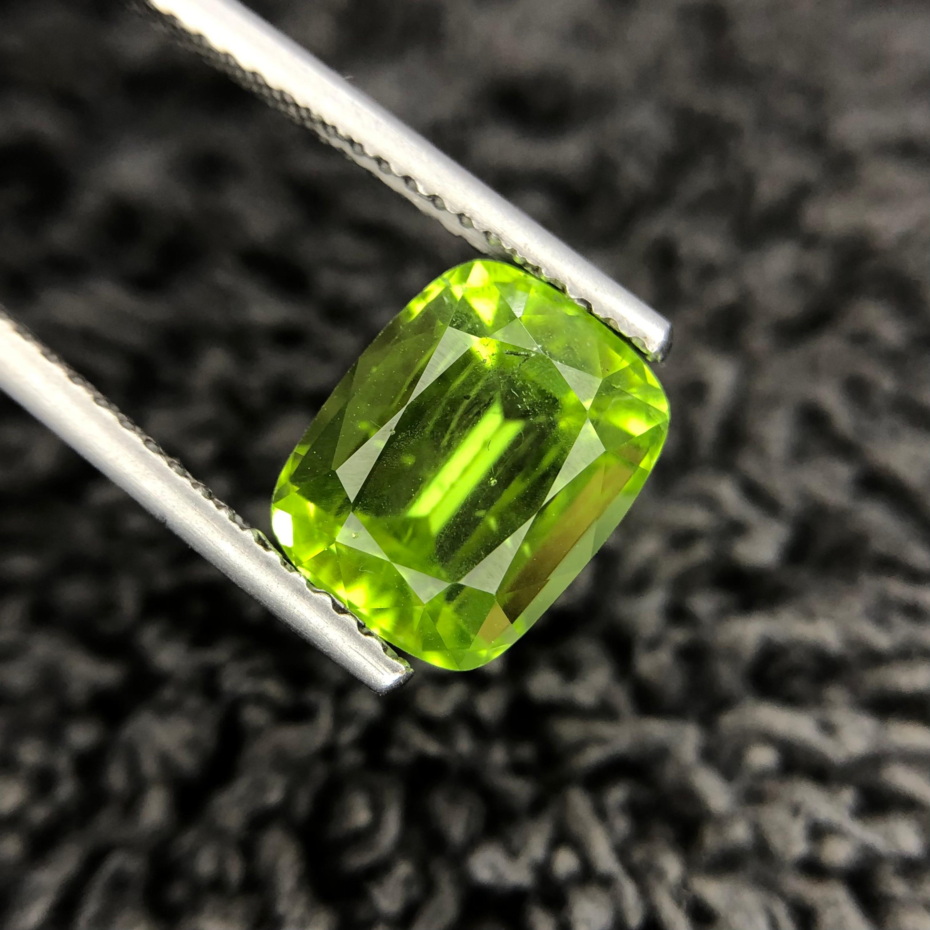 3.84 carats Green Peridot from Pakistan Loose Gemstone — view 3