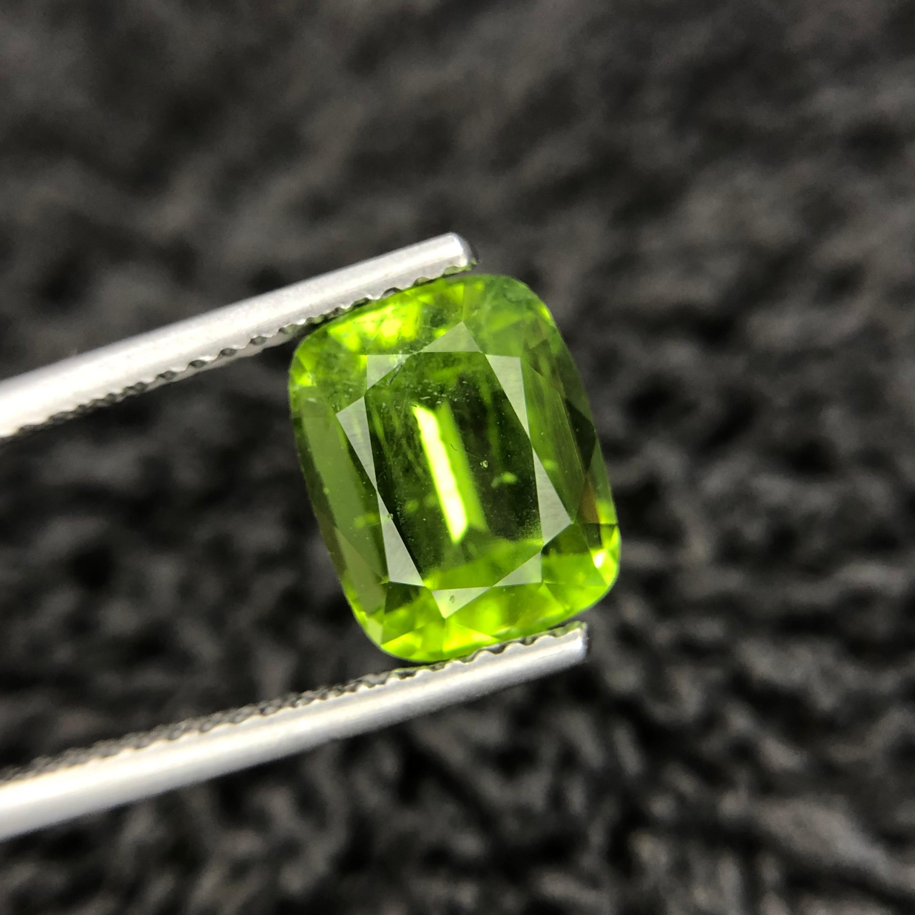 3.84 carats Green Peridot from Pakistan Loose Gemstone — view 4