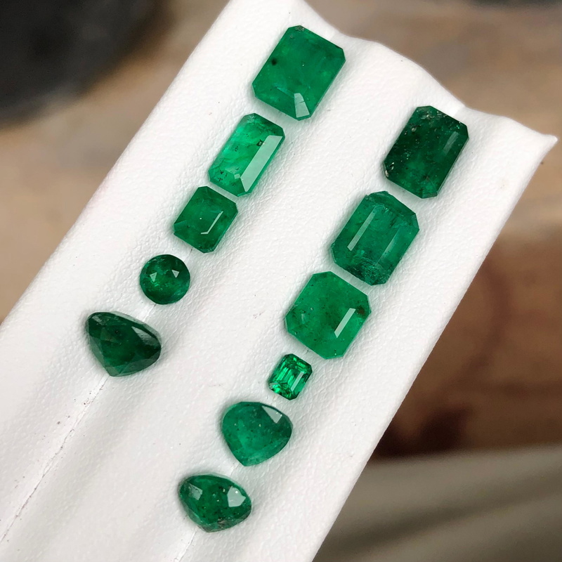 11.92 carats Emerald Lot Loose Gemstone from Pakistan — view 1