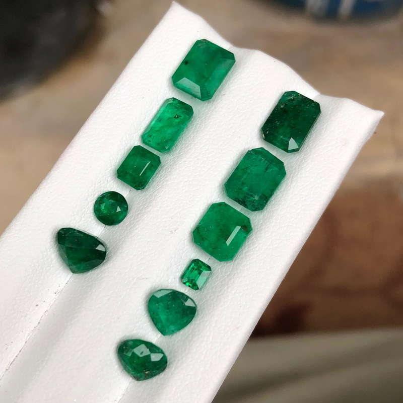11.92 carats Emerald Lot Loose Gemstone from Pakistan — view 4