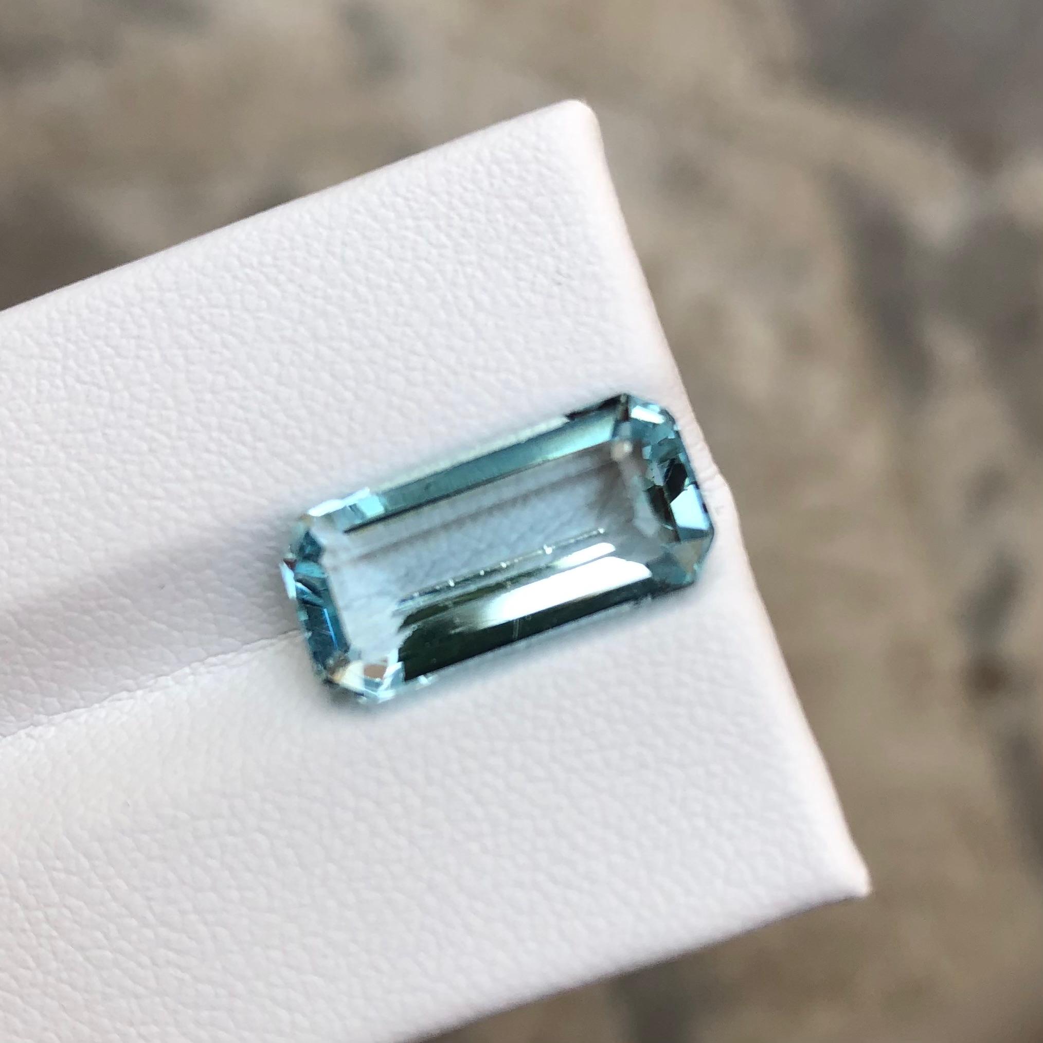 5.85 ct Emerald Cut Aquamarine, VVS Clarity, Pakistan Origin — view 3
