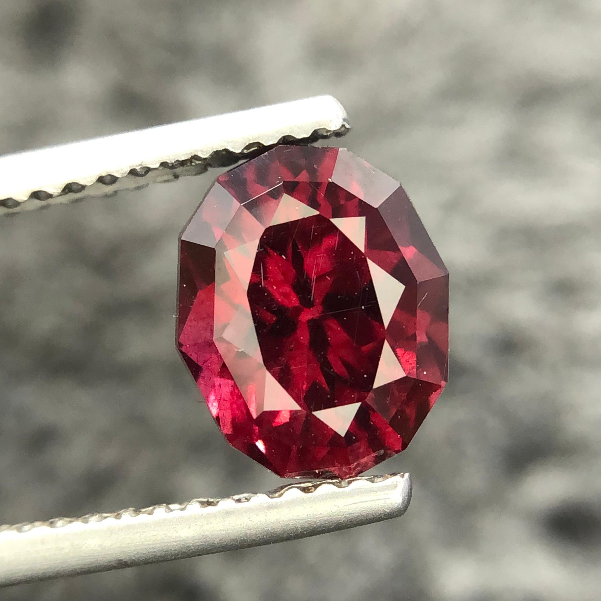 2.52 Carats Rhodolite Garnet from Africa loose Gemstone